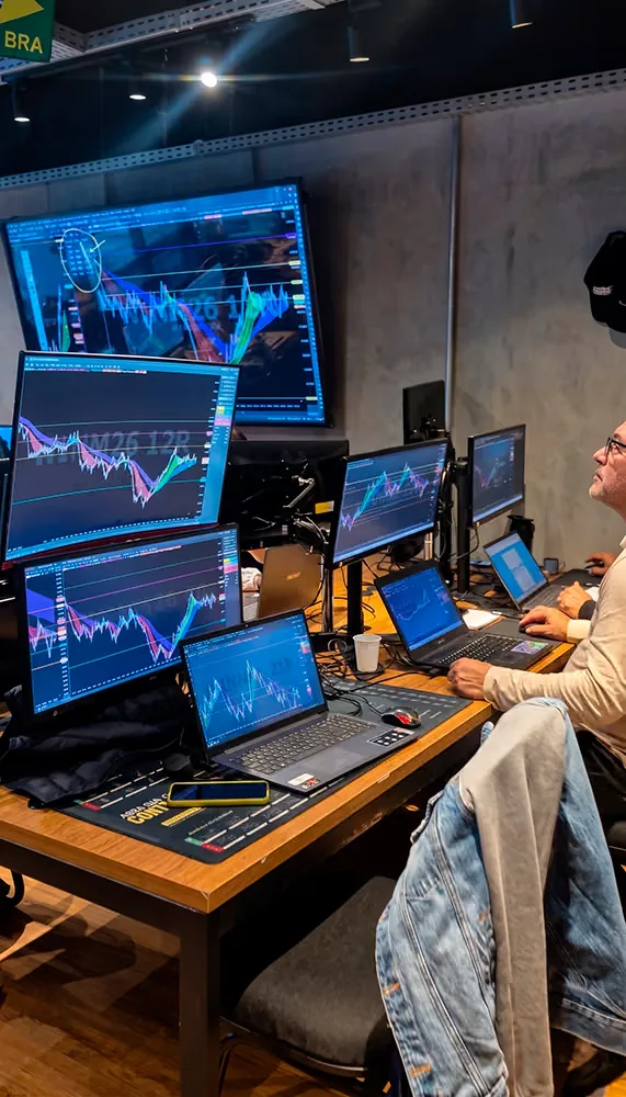 Telas do pregão no escritório da AD Trader