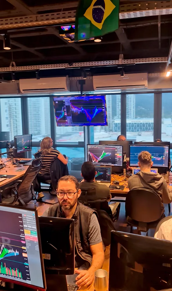Traders da AD Trader operando no escritório